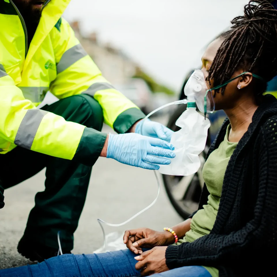 medical team holding an oxygen for an injured civilian